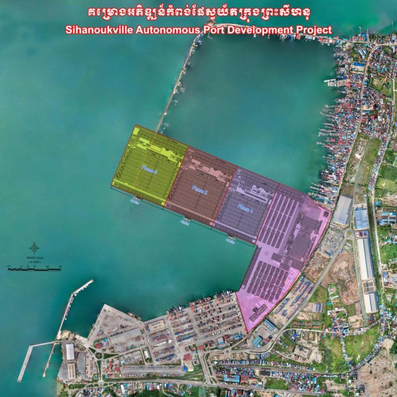 Hoạt động bốc xếp container tại cảng Sihanoukville, Campuchia