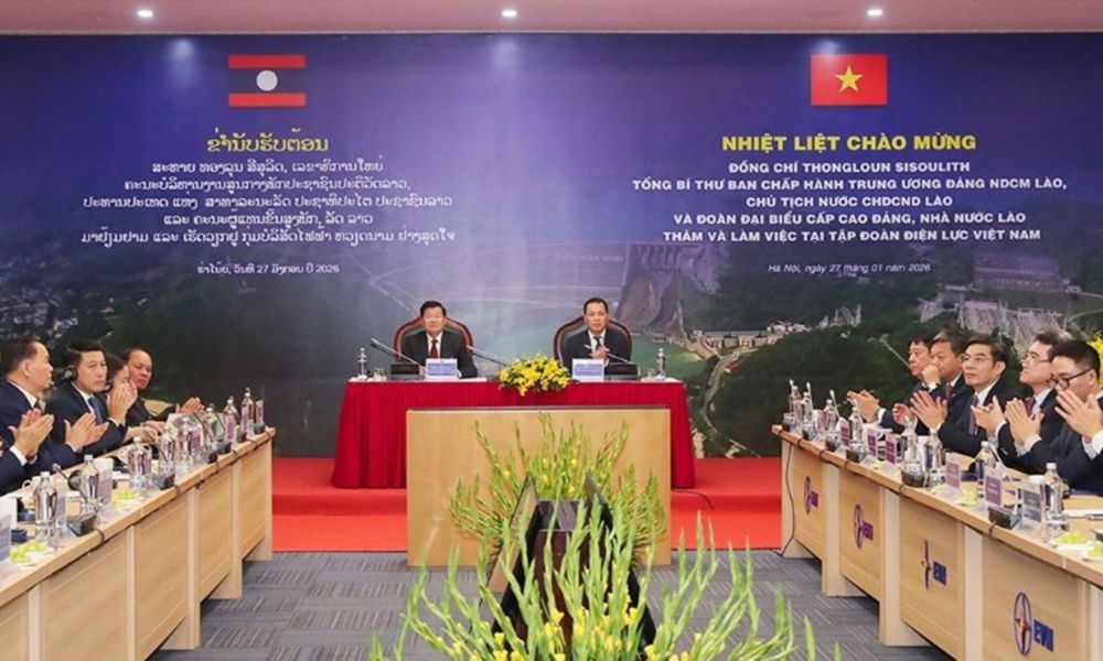 Kỹ sư Lào và Việt Nam khảo sát một dự án điện gió